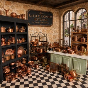 Puede incluir: Una escena de cocina en miniatura llena de utensilios de cocina y accesorios de cobre. Una estantería negra exhibe varias ollas, sartenes y platos. El letrero dice "Little Copper Kitchen". El suelo tiene un patrón de cuadros blancos y negros.