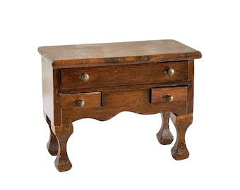 Tavolino basso vintage in stile Queen Anne per casa delle bambole / Tavolino d'accento in miniatura in legno con cassetti / Scala 1:12