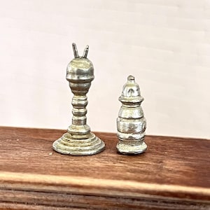 Miniature Salt & Pepper Grind,  Lead-free pewter Dollhouse Decor Vintage Dollhouse Metal