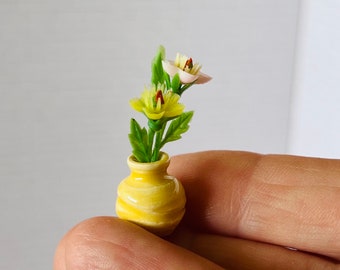 Vaso artigianale con fiori, miniatura di casa delle bambole