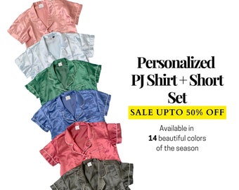 Puede incluir: Seis tops de pijama de satén de diferentes colores con mangas cortas y cuello abotonado. El texto dice "Conjunto de camisa y pantalón corto de pijama personalizado OFERTA HASTA 50% DE DESCUENTO Disponible en 14 hermosos colores de la temporada."