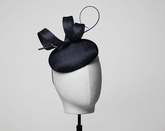 Jenny Button Percher Chapeau Moderne Bibis Races Mariage Rose Bleu Noir Blanc Marine