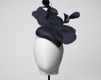 Poppy Teardrop Percher Sombrero moderno Fascinator Carreras Boda Rosa Azul Negro Blanco Azul marino