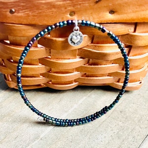 Zierliches Herz Charm Seed Bead Armband, mehrfarbiges Armband, Regenbogen Armband, Geschenk für sie, Boho Perlen Armband