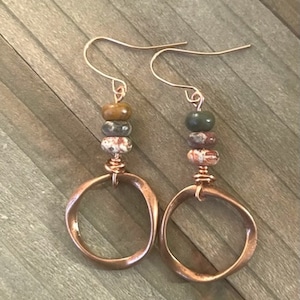 Pendientes colgantes de jaspe leopardo de cobre envejecido: joyería hecha a mano.