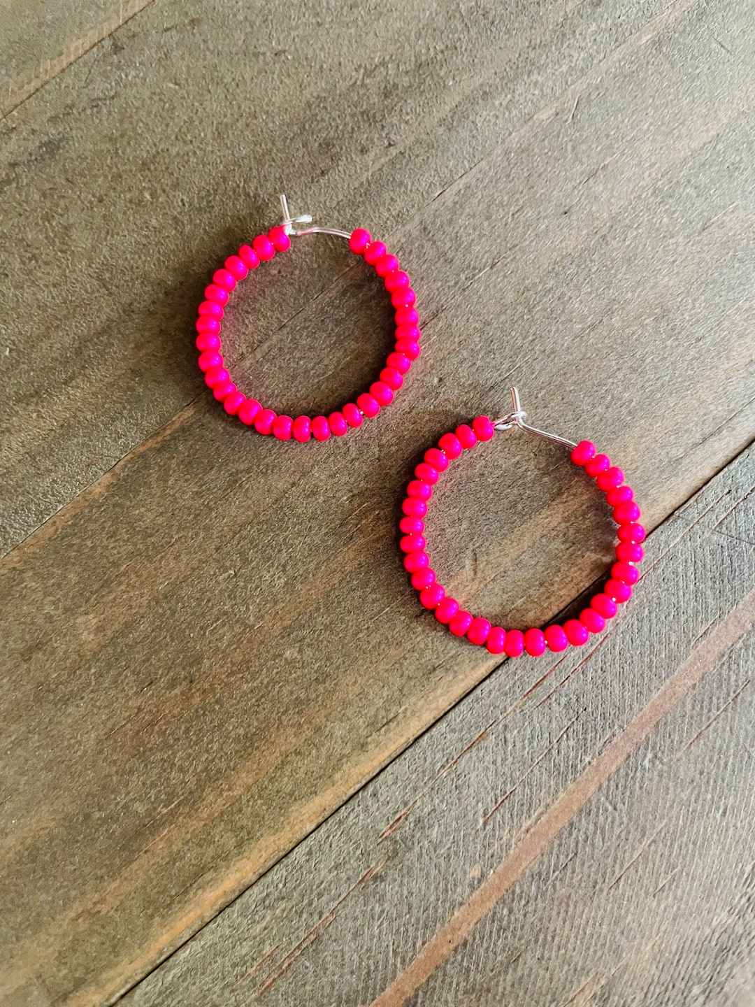 MEDIUM GLASS BEAD HOOP EARRINGS - ICE PINK main image 0