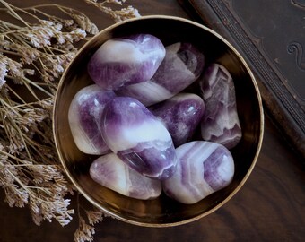CHEVRON-AMETHYST EDELSTEIN-ANHÄNGER FREEFORM TROMMELSTEIN mit Lederband #K1