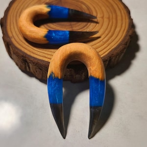 Pair of wood resin hoop plugs, hanger plugs, horn wood taper, ear stretchers, plugs and tunnels, wood gauges, ear plugs, 2g 0g gauges