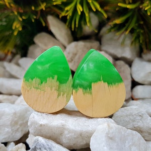 Teardrop wood resin plugs, wood gauges, 0g plugs, plugs and tunnels, 00 gauges, green plugs, 00 gauge earrings, ear plugs, resin gauges