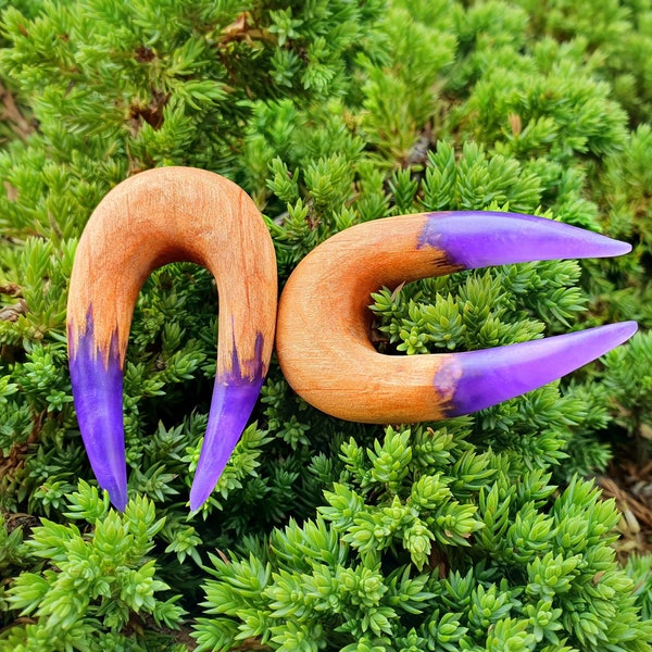 Pair of wood resin hoop plugs, hanger plugs, horn wood taper, ear stretchers, plugs and tunnels, wood gauges, ear plugs, 2g 0g gauges