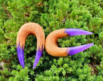 Pair of wood resin hoop plugs, hanger plugs, horn wood taper, ear stretchers, plugs and tunnels, wood gauges, ear plugs, 2g 0g gauges