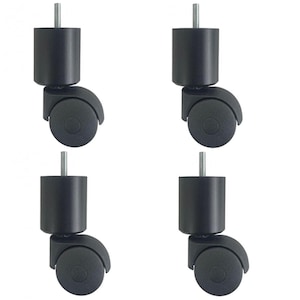 Op de afbeelding: Vier zwarte meubelwielen met een cilindrische basis en een klein wiel. Elke wiel heeft een metalen schroefdraad voor bevestiging. De wielen zijn ontworpen voor gemakkelijke beweging en zijn geschikt voor diverse meubeltoepassingen.