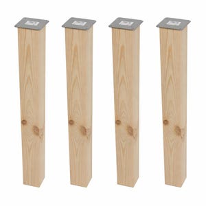 Puede incluir: Cuatro patas de mesa de madera sin terminar con placas de montaje metálicas. Las patas son rectangulares, de color claro, y presentan vetas y nudos de madera visibles. Las placas metálicas son cuadradas y grises.