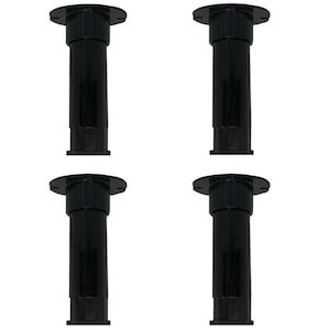 Puede incluir: Cuatro patas de muebles negras ajustables. Cada pata tiene una parte superior redonda con orificios para tornillos, un cuerpo cilíndrico y una base rectangular. Las patas están hechas de un material negro brillante y están diseñadas para el soporte de muebles.