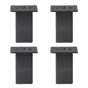 Op de afbeelding: Set van vier zwarte metalen meubellepoten. Elke poot heeft een vierkante bovenplaat en een rechthoekige paal.