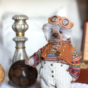 Leo, Teddy art interior bear