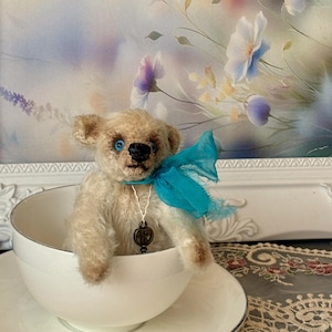 Urso de pelúcia miniatura Mohair com chave em mala vintage – Urso de artista colecionável de 10 cm