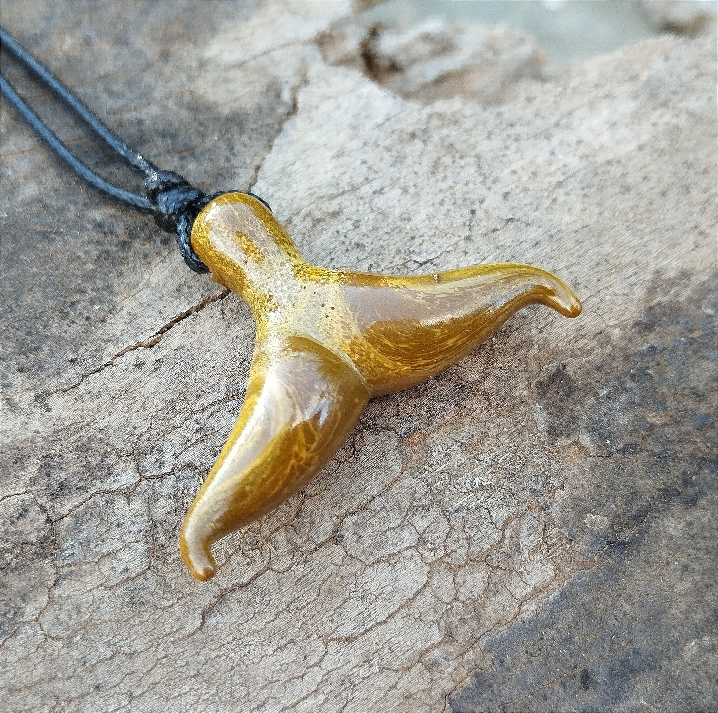 ムラーノガラスで作られた、珍しい色のクジラのヒレのペンダント