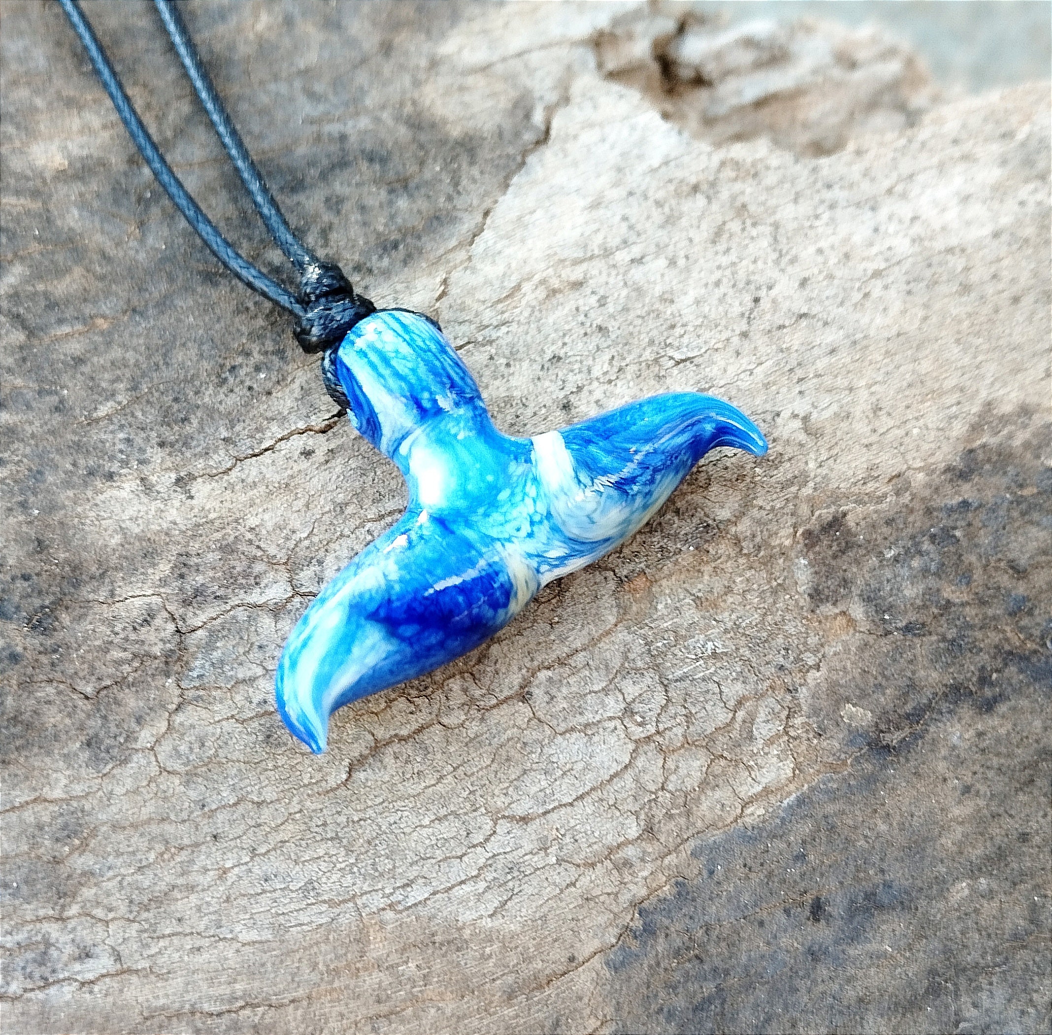 ムラーノガラスで作られた、珍しい色のクジラのヒレのペンダント