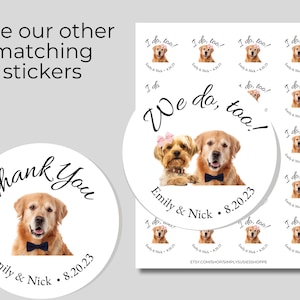 K&ouml;nnte beinhalten: Zwei runde Aufkleber mit wei&szlig;em Hintergrund und schwarzem Text. Der erste Aufkleber zeigt einen Golden Retriever mit einer schwarzen Schleife und dem Text "Thank You Emily & Nick 8.20.23". Der zweite Aufkleber zeigt einen Golden Retriever und einen Yorkshire Terrier mit einer rosa Schleife und dem Text "We do, too! Emily & Nick 8.20.23".