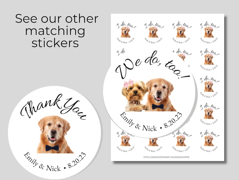 K&ouml;nnte beinhalten: Zwei runde Aufkleber mit wei&szlig;em Hintergrund und schwarzem Text. Der erste Aufkleber zeigt einen Golden Retriever mit einer schwarzen Schleife und dem Text "Thank You Emily & Nick 8.20.23". Der zweite Aufkleber zeigt einen Golden Retriever und einen Yorkshire Terrier mit einer rosa Schleife und dem Text "We do, too! Emily & Nick 8.20.23".