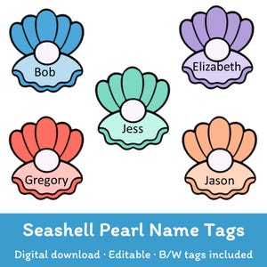 Può includere: Una collezione di etichette con nomi a forma di conchiglia in vari colori, tra cui blu, viola, corallo, pesca e verde acqua. Ogni etichetta presenta una perla bianca e un nome: Bob, Elizabeth, Gregory, Jess e Jason. Il testo "Seashell Pearl Name Tags" è in basso.