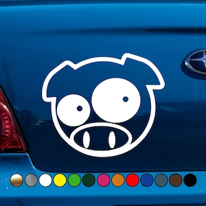 Puede incluir: Pegatina de vinilo blanco de un cerdo de dibujos animados con ojos grandes y un hocico. El cerdo está en un coche azul.