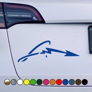 Pode incluir: Adesivo de vinil azul de um raio estilizado com uma linha curva acima. O adesivo está em um carro branco.