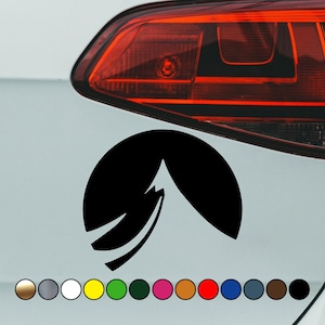 Puede incluir: Pegatina en blanco y negro de un pico de montaña dentro de un círculo. La pegatina está en un coche blanco. La pegatina está disponible en una variedad de colores.