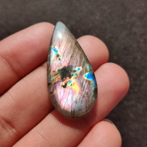 Pietra preziosa sciolta cabochon di labradorite viola appariscente a goccia, 30,70 carati, 39x18x5 MM.