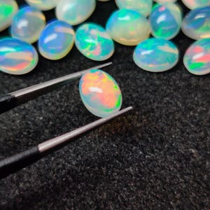 Bellissimo cabochon di opale naturale etiope multi fuoco, pietra di forma ovale da 7 x 5 mm, lotto di opale cabochon sfuso, pietra preziosa di opale di fuoco.