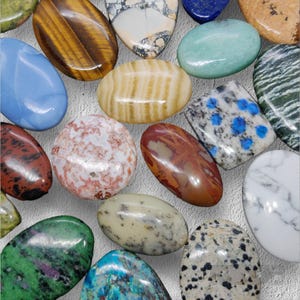 Lote de cabochões mistos naturais multicoloridos polidos à mão, cabochões curativos, pedras preciosas soltas, lote de pedras preciosas por atacado, lote de formatos e tamanhos variados.