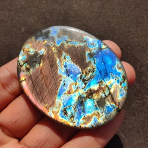 Pierre gemme cabochon de labradorite violette multicolore naturelle ovale de grande taille, 233,45 carats, dimension 65 x 51 x 6 mm.