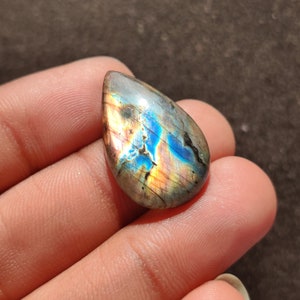 Klein formaat Multi Paars Vuur Labradoriet Cabochon Losse Edelsteen, 21,30 Karaat, 27x17x6 MM.