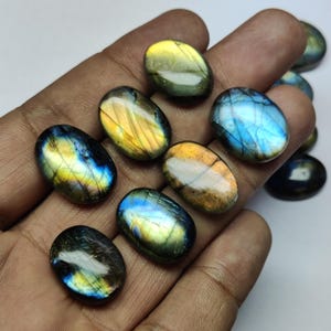 Cabochon ovale Labradorite multicolore, cabochon de labradorite, lot de pierres précieuses, lot de forme ovale, lot de fabrication de bijoux, pierre précieuse labradorite.
