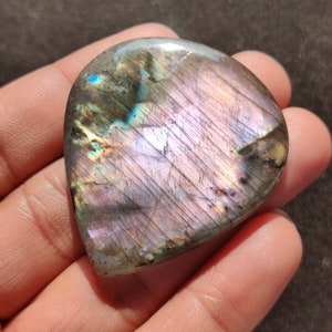 Pierre gemme cabochon de labradorite arc-en-ciel noir naturel poire violet feu de grande taille, 120,75 carats, 50 x 45 x 6 mm.