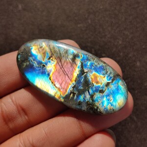 Pierre précieuse cabochon de labradorite multi-feu naturelle de forme ovale longue, 92,70 carats, taille 55x26x5 MM.