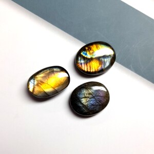 50,75 carats, 19 à 20 mm, lot de 3 pièces de forme ovale, cabochon de labradorite violet multicolore pour la fabrication de bijoux, pierres précieuses.