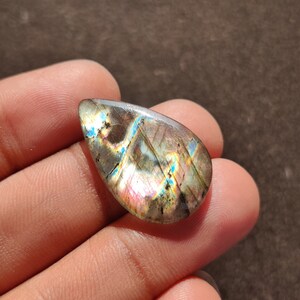 Cabochon de labradorite naturelle 17 carats en forme de petite poire, taille 28 x 18 x 4 mm.