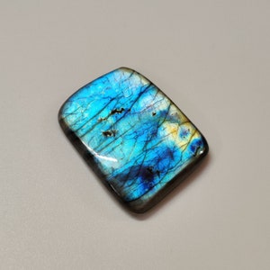 Pierre précieuse cabochon labradorite de taille pendentif flashy multi bleu, 58,70 carats, taille 42x28x6 MM.