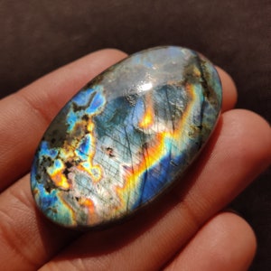 Pierre précieuse naturelle de cabochon de labradorite multi-feu, labradorite de taille pendentif, 90 carats, taille 47x30x6 MM.