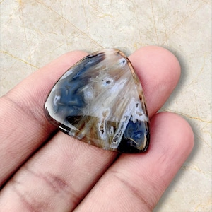 Pietra preziosa cabochon di agata turca naturale a forma di pera, 33,15 carati, dimensioni cabochon 31x28x5 mm.
