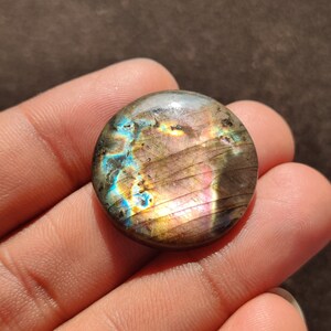 Forme ronde Multi Purple Fire Naturel Labradorite Pierre précieuse cabochon en vrac, 38,15 carats, taille 21x5 MM.