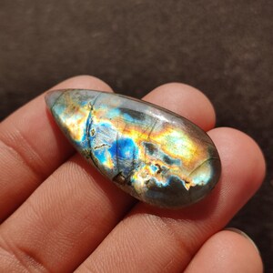 Pedra preciosa cabochão de labradorita natural multifogo, 32,50 quilates, tamanho 41x29x4 mm.