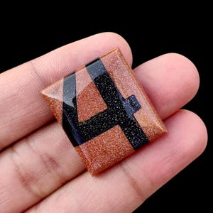 Cabochon di pietra del sole trattata, cabochon di pietra del sole con 4 numeri, pietra refrattaria, 58,75 carati, pietra di dimensioni 28x25x7 mm, pietre curative, pietra preziosa sciolta.