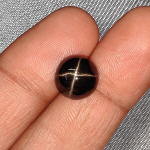 Lasonya schwarzer Stern Cabochon, natürlicher schwarzer Stern Edelstein, Heilstein, 7.40 Karat, 11 mm runder Stein, loser Edelstein.