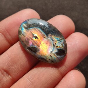 Pierre précieuse ovale cabochon labradorite de créateur, 30,95 carats, 32x21x5 MM.