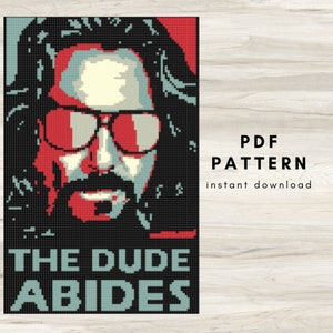 Può includere: Un ritratto pixelato di un uomo con occhiali da sole, barba e capelli lunghi, in rosso, nero, crema e verde acqua. Il testo "THE DUDE ABIDES" è sotto. Le parole "PDF PATTERN instant download" sono a destra.