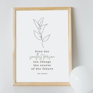 Puede incluir: Una impresi&oacute;n enmarcada con un dibujo minimalista de una planta y una cita que dice "Incluso la persona m&aacute;s peque&ntilde;a puede cambiar el curso del futuro - J.R.R. Tolkien".