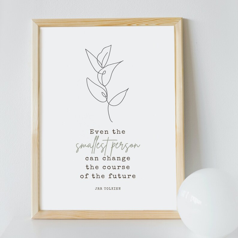 Puede incluir: Una impresi&oacute;n enmarcada con un dibujo minimalista de una planta y una cita que dice "Incluso la persona m&aacute;s peque&ntilde;a puede cambiar el curso del futuro - J.R.R. Tolkien".